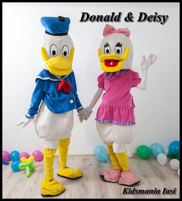 Donald si Daisy Duck - mascotele de la Disneyland sunt acum in Iasi