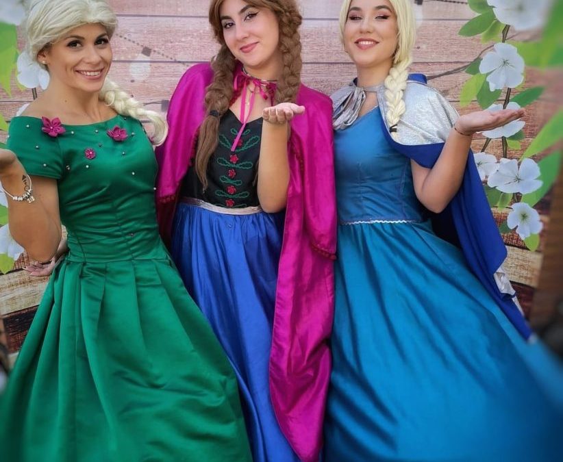 Ana si Elsa personaje Frozen Iasi