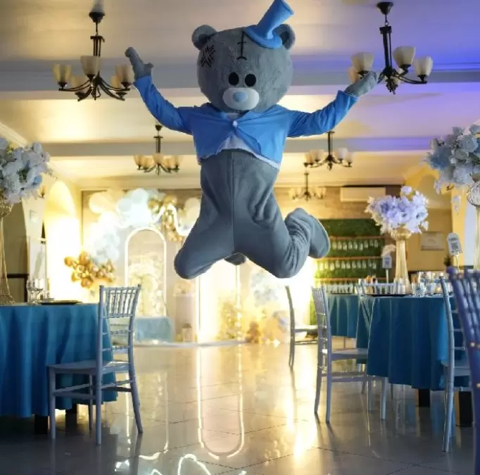 Mascota ursuleț Kids Mania sărind de bucurie într-o sală de botez din Iași