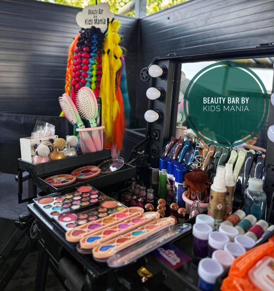 beauty bar oferit de kids mania iasi standuri cu machiaje sclipici par colorat farduri oja pentru copii petreceri copii iasi