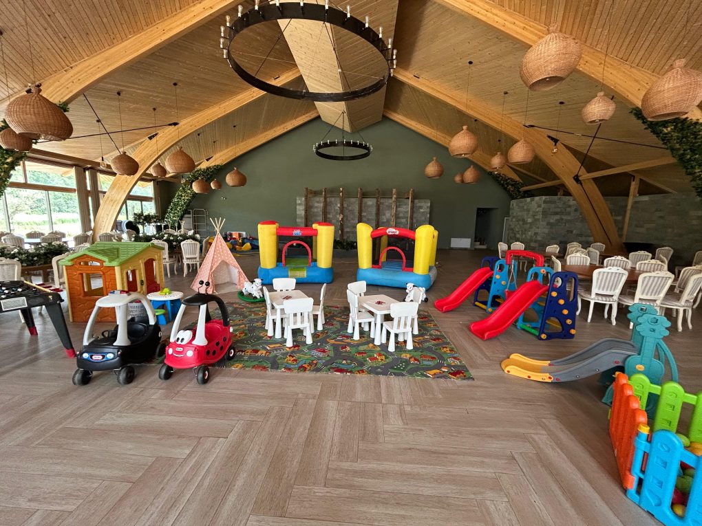 Kids Corner loc de joaca amenajat pentru copii in iasi pentru nunta si botez si petreceri de copii