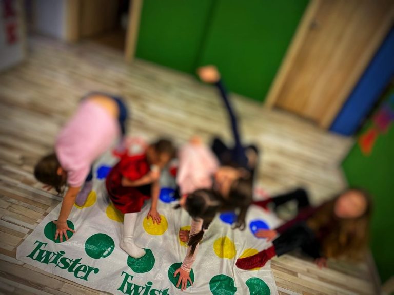 jocul twister la nunta sau botez activitati speciale pentru copii iasi