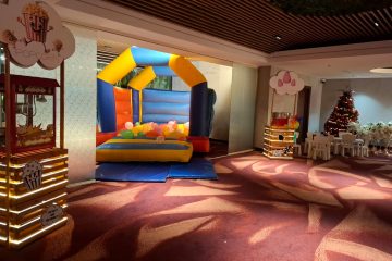 Kids Corner petreceri: castel gonflabil colorat, stand popcorn și vată de zahăr, mese și scaune mici, brad de Crăciun luminat