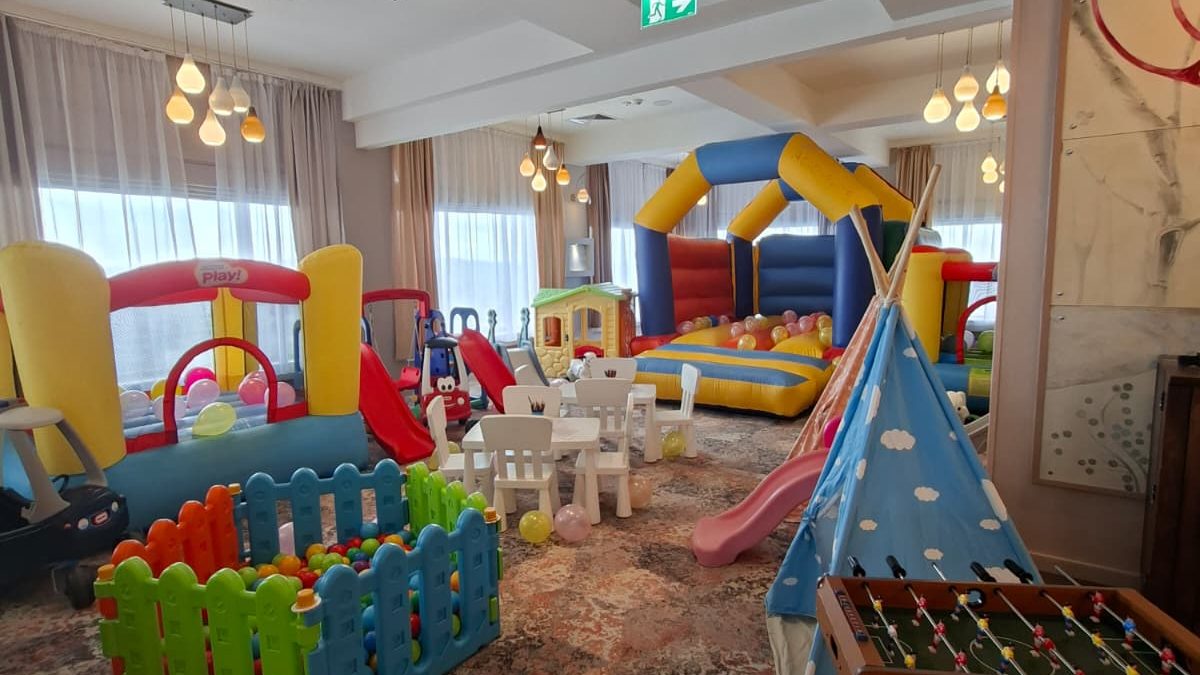 Sală de joacă cu castel gonflabil, piscină de mingi, tobogan, cort teepee, mese și baloane