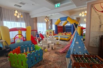 Sală de joacă cu castel gonflabil, piscină de mingi, tobogan, cort teepee, mese și baloane