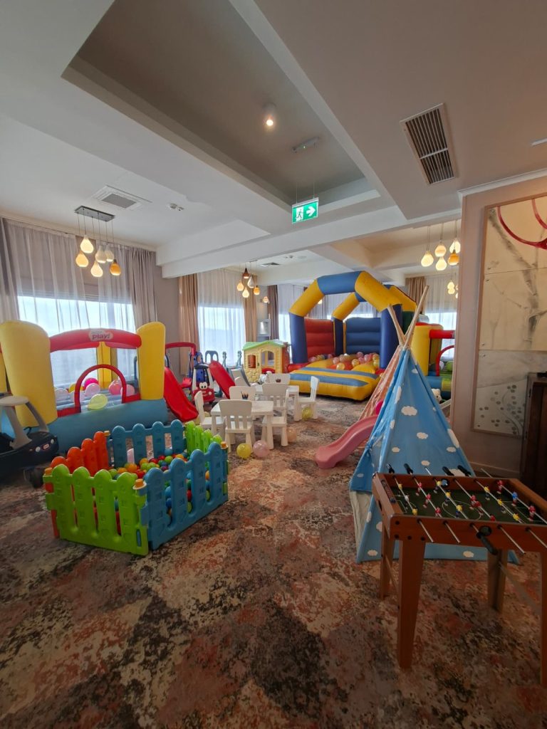 Sală de joacă cu castel gonflabil, piscină de mingi, tobogan, cort teepee, mese și baloane