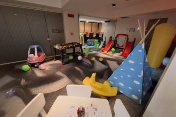 Zonă de joacă Kids Corner cu tobogășe, cort de joacă și masă pentru colorat