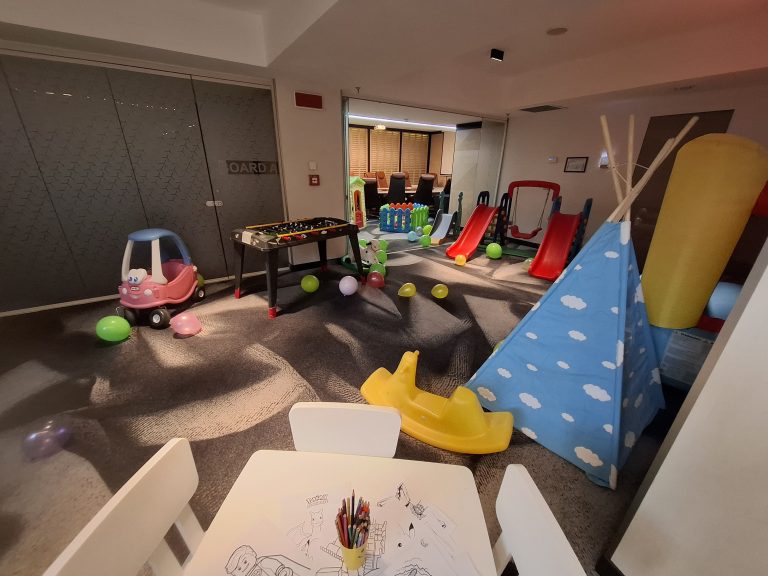 Zonă de joacă Kids Corner cu tobogășe, cort de joacă și masă pentru colorat
