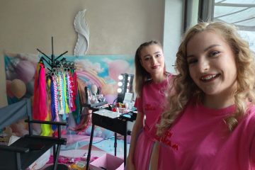 Stand mobil de machiaj și coafuri cu oglindă iluminată și accesorii colorate