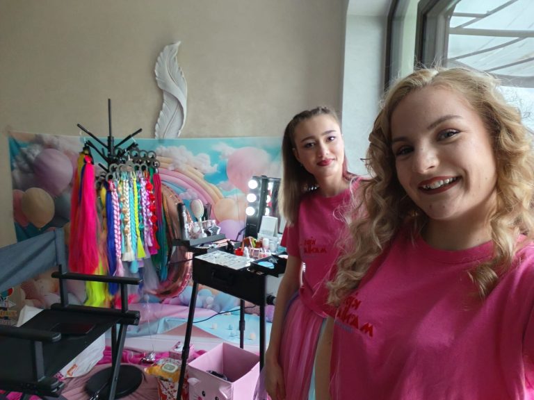 Stand mobil de machiaj și coafuri cu oglindă iluminată și accesorii colorate