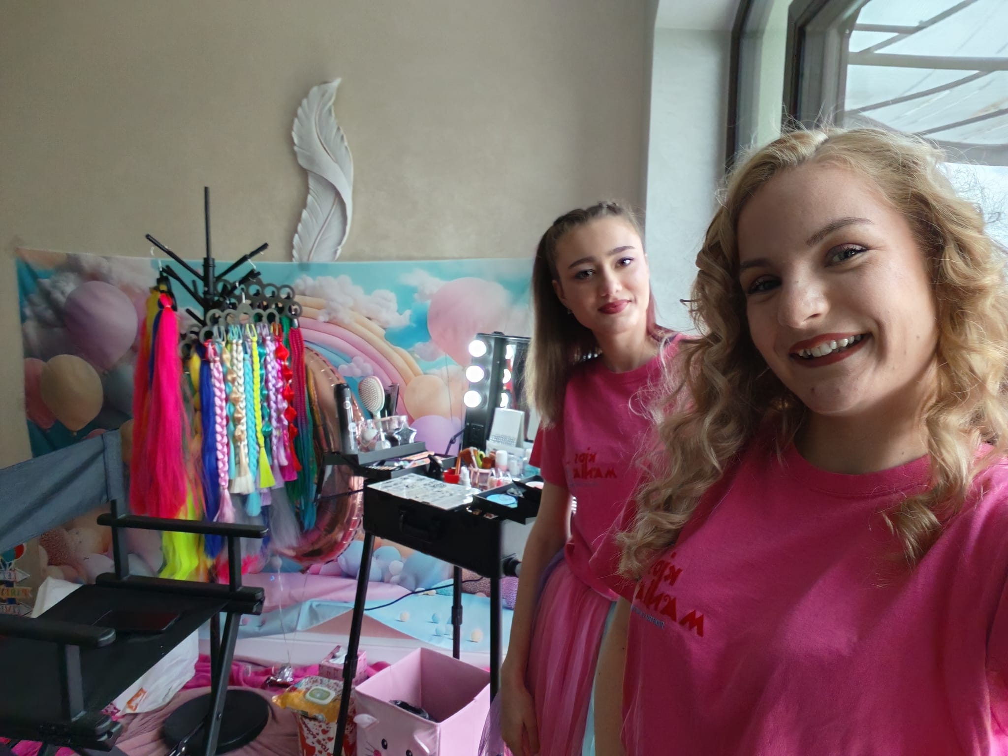 Stand mobil de machiaj și coafuri cu oglindă iluminată și accesorii colorate