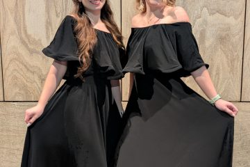 două hostess elegante în rochii negre