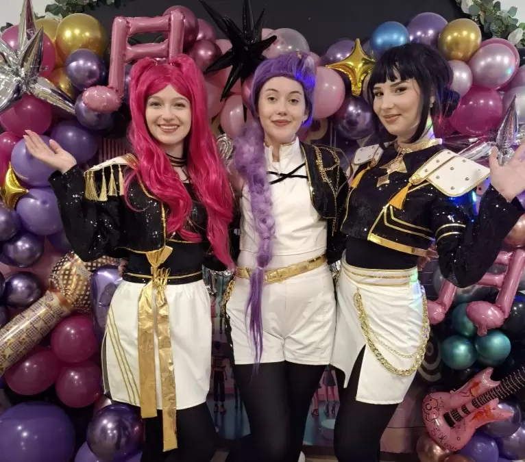 Trei animatoare Kpop Huntrix la o petrecere pentru copii în Iași