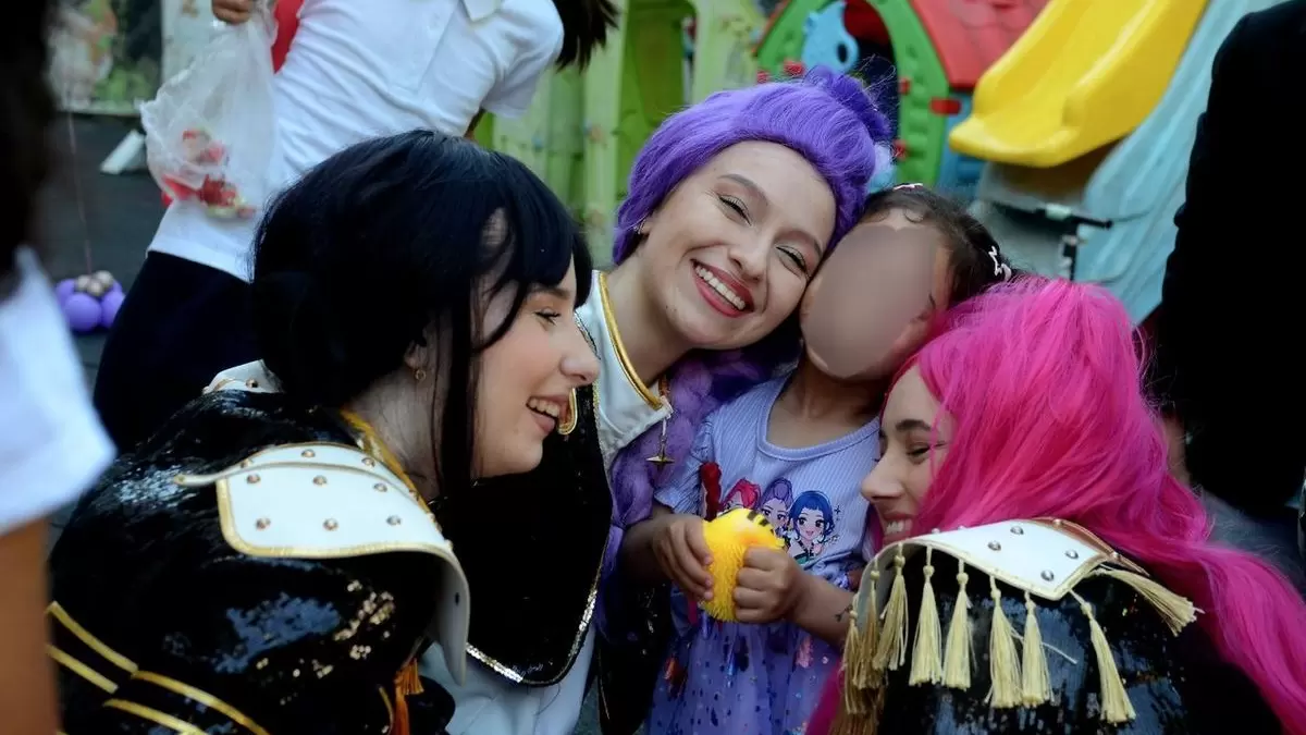 Animatoare Kids Mania și copii la o petrecere într-un loc de joacă din Iași