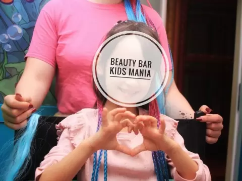 Fetiță cu codițe colorate la Beauty Bar-ul Kids Mania, alături de animatoare, la o petrecere în Iași