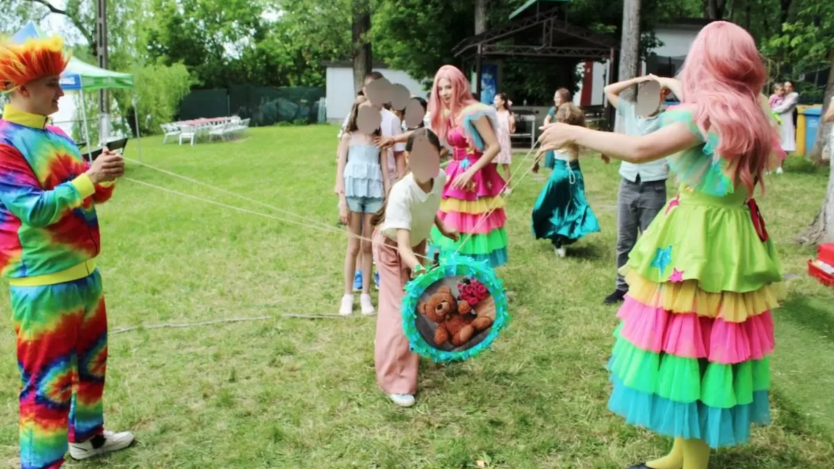 Copii la jocuri organizate de animatori Kids Mania, în aer liber, în Iași