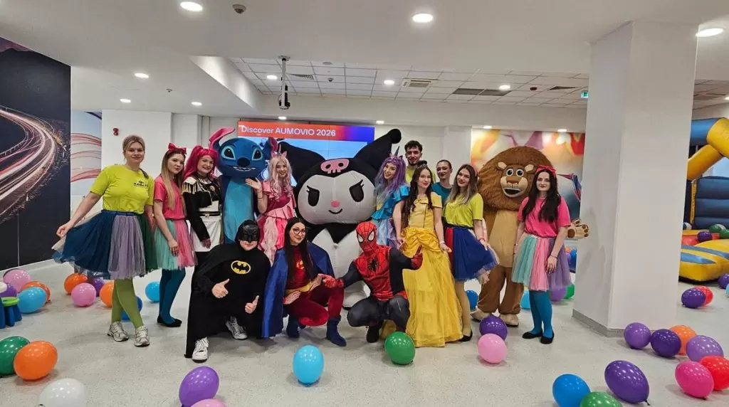 Personaje și mascote Kids Mania la un eveniment al unei firme, organizat în interior