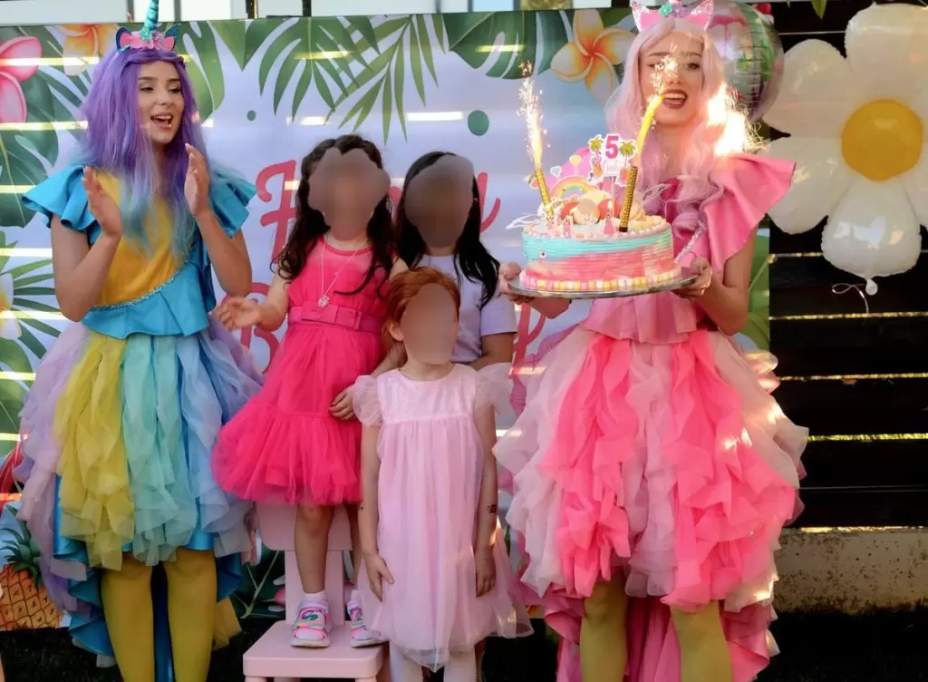 Animatoare Kids Mania lângă sărbătorită și tortul aniversar, la o petrecere pentru copii în Iași