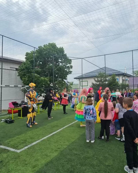 Petrecere în aer liber cu animatori și personaje Kids Mania