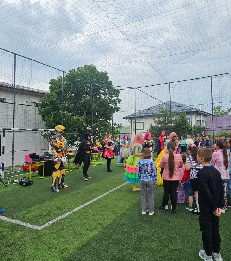 Petrecere în aer liber cu animatori și personaje Kids Mania