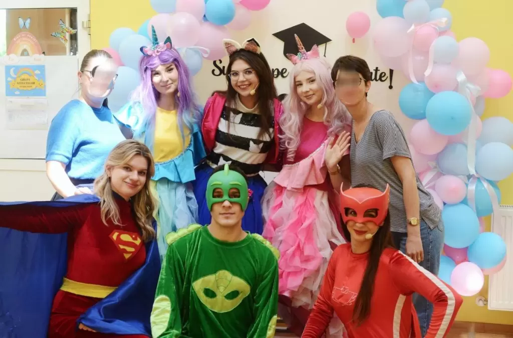 Super-eroi și eroi în pijama Kids Mania la o petrecere la grădiniță în Iași